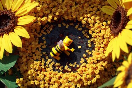 13183-2162765650-LegoAI,_close-up, sunflower,  bee,, (masterpiece_1.3), (best_quality_1.3), (ultra_detailed_1.3), 8k, extremely_clear, realism, (.png